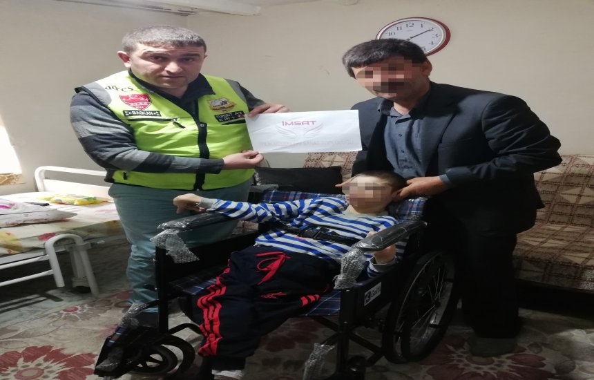 İYİLİK MELEKLERİ YANINDA GÜZEL YÜZLÜ ÇOCUK