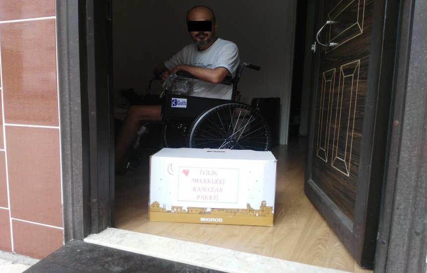 KARDEŞİMİZE TEKERLEKLİ SANDALYESİNİ VE GIDA PAKETİNİ ULAŞTIRDIK..